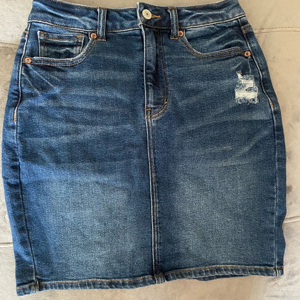 NWOT- stretchy 90’s denim skirt
